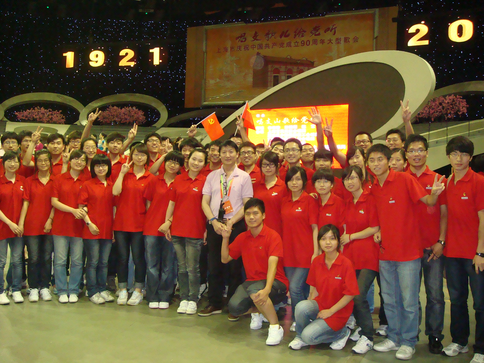 我校参演学生与晚会导演合影