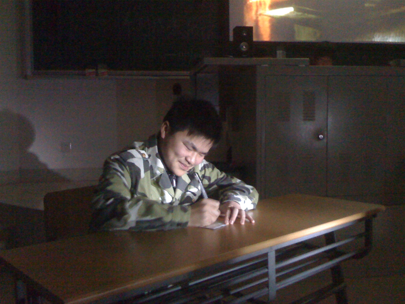 图4 学雷锋话剧表演——雷锋写日记