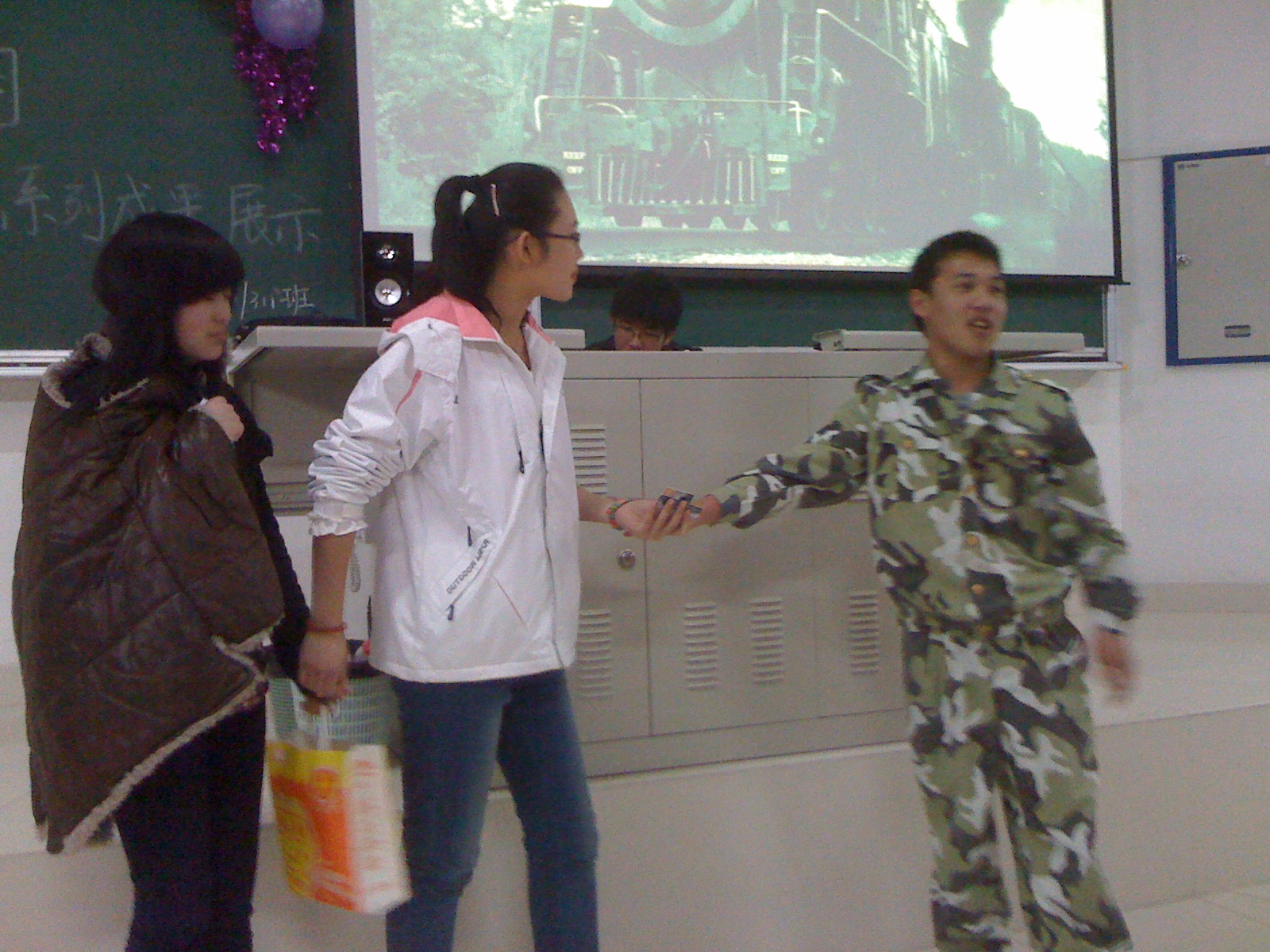 图5 学雷锋话剧表演——人民的勤务员